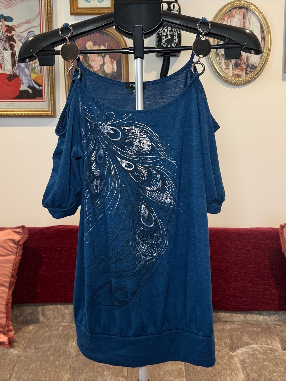 Women’s Y2K Cold-Shoulder Top with Feather Print and Metal Straps